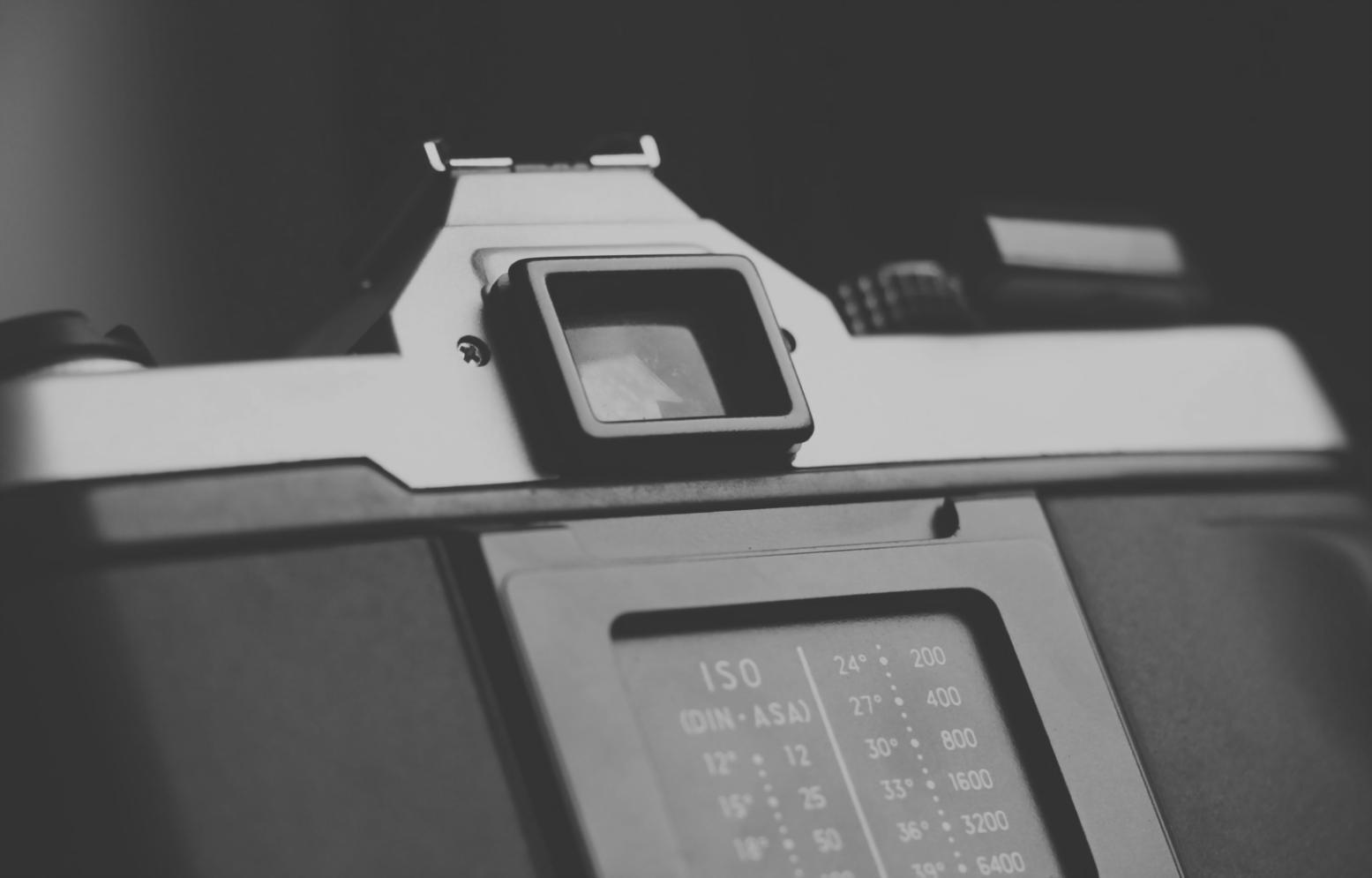 Professionelle Filmschnitt-Arbeitsplatz mit mehreren Monitoren