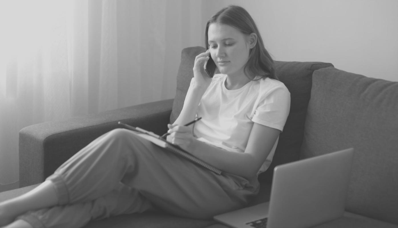 Professionelle Filmbearbeitungsumgebung mit moderner Schnittsoftware